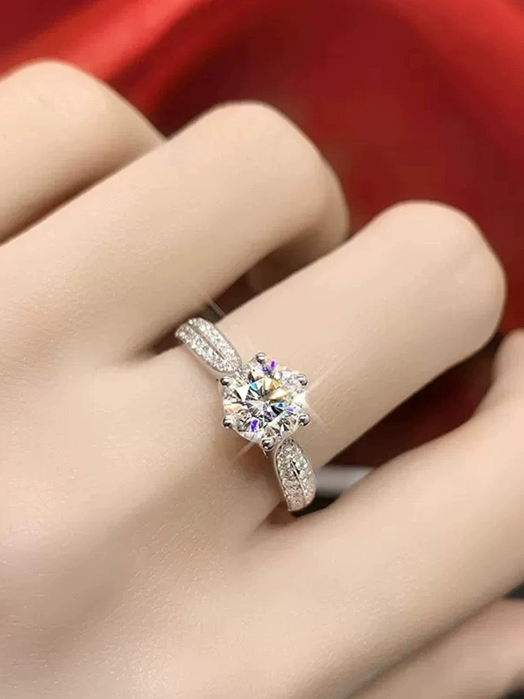 6 Prongs Setting Round Moissanite Starlight Queen Wedding Ring