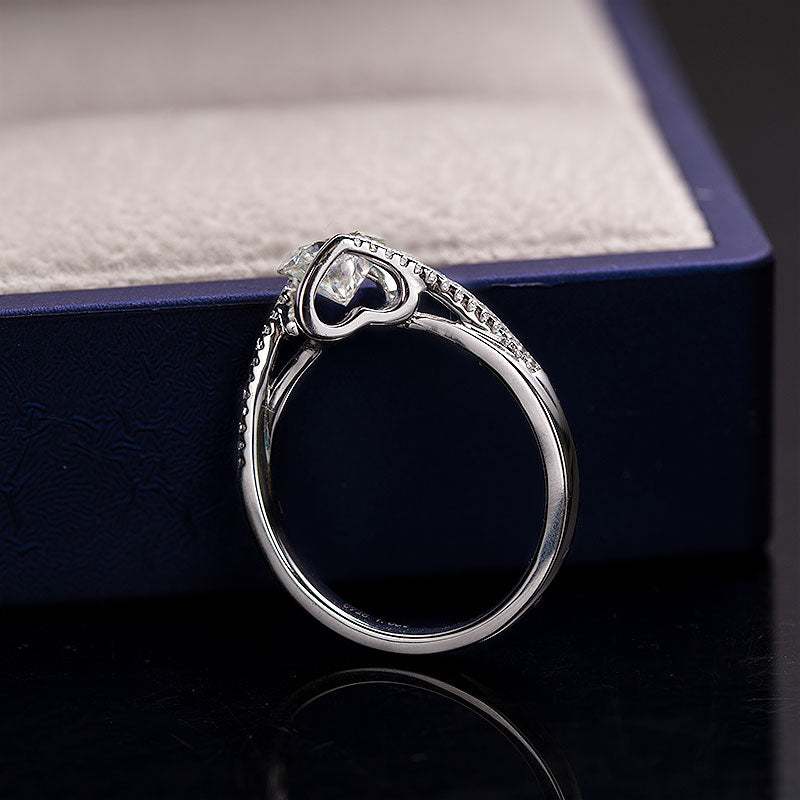 Round Shape Moissanite Twisting Ring