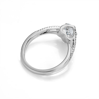 Round Shape Moissanite Twisting Ring