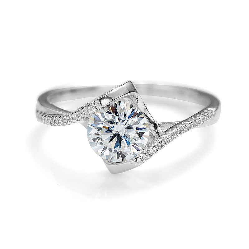 Round Shape Moissanite Twisting Ring