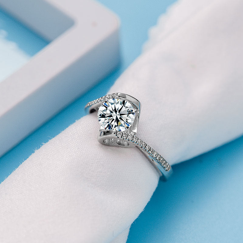 Round Shape Moissanite Twisting Ring